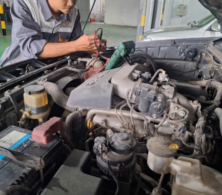 Hình Ảnh Phạm Duy Auto Đang Kiểm Tra Động Cơ